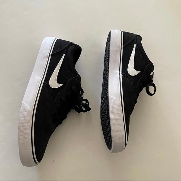 Black Lace-Up Nike Unisex Sneakers - Picture 2 of 11